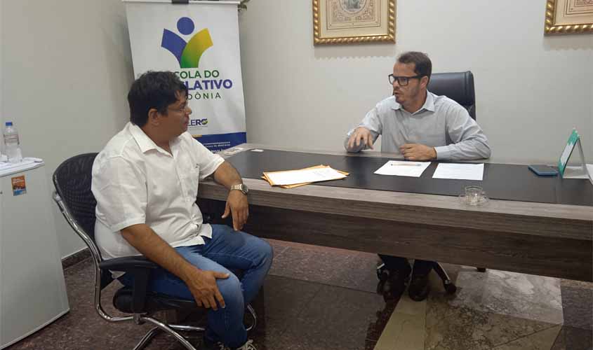 Presidente da câmara de Nova Brasilândia na Escola do Legislativo