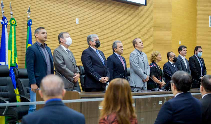 Parlamentar presta homenagem ao conselheiro Edilson Silva e ao professor Vitor Ugo