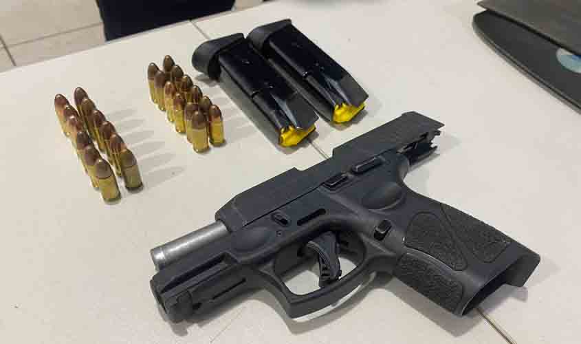 Polícia Militar evita crimes e prende dupla com pistola roubada de cabo da PM em Porto Velho