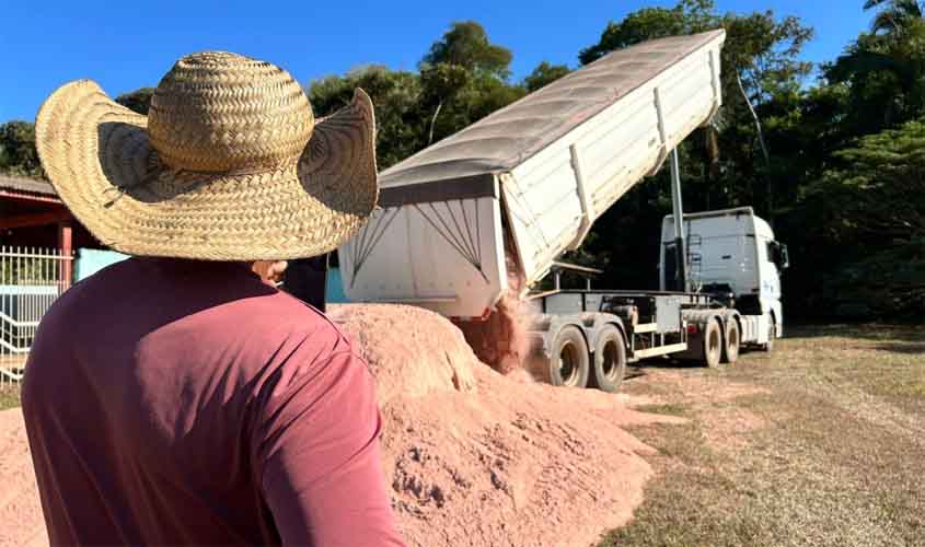 Programa Calcário Já beneficia produtores da linha 28 de novembro com transporte gratuito de insumo agrícola