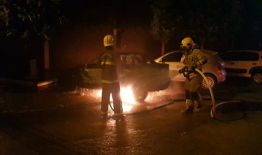  Carro pega fogo em frente a hospital na capital