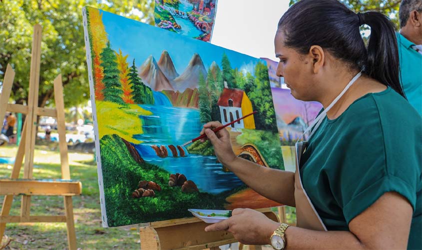 Casa do Artesão ministra aula de pintura ao ar livre