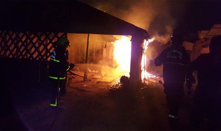 Incêndio destrói residência abandonada em Porto Velho