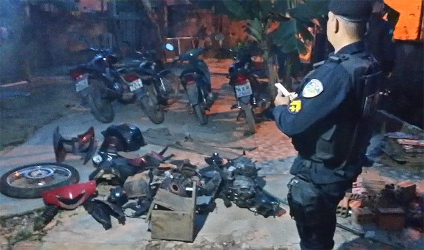 Polícia recupera quatro motocicletas roubadas e várias peças em residência na zona Sul
