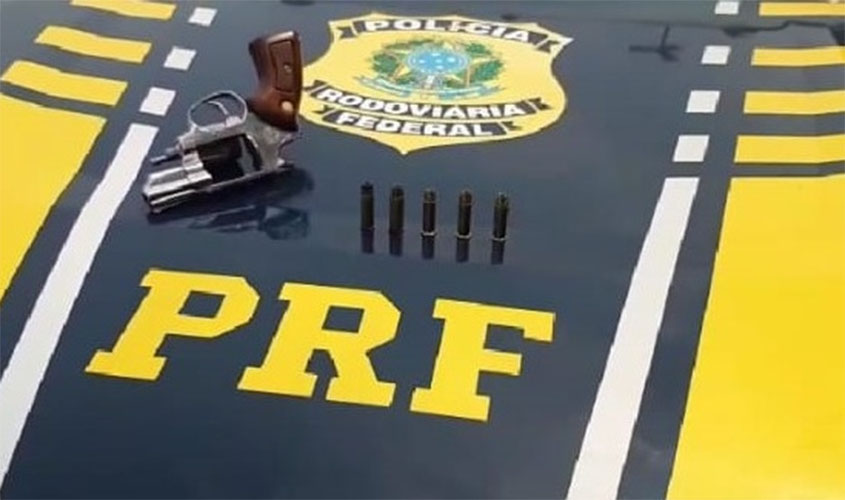 PRF apreende arma de fogo na BR 364