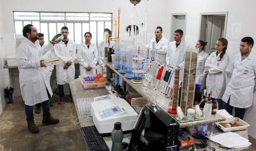 Laboratório de solos do Campus Colorado do Oeste recebe Certificado de Excelência da Embrapa pelo 4º ano consecutivo