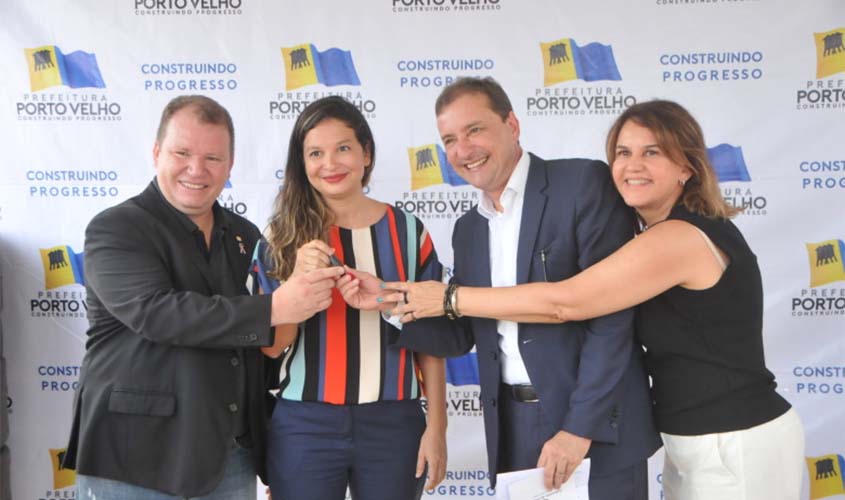 Prefeito entrega veículos e ambulâncias para a saúde