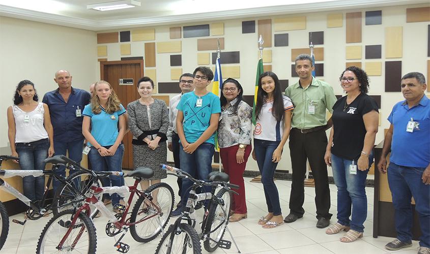Estudantes recebem prêmio de melhores redações do concurso “Justiça e Cidadania na Escola”, em Alta Floresta do Oeste