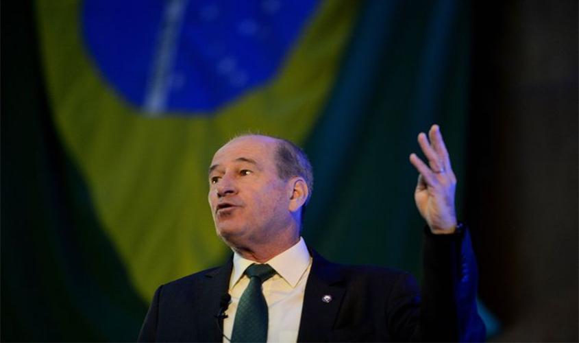 Governo investiga navios que podem ser origem do óleo que polui praias 