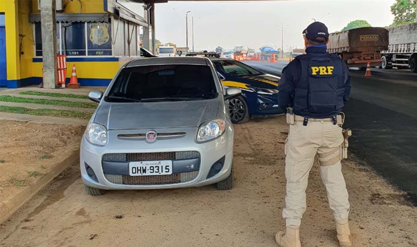PRF recupera veículo roubado e apreende arma de fogo