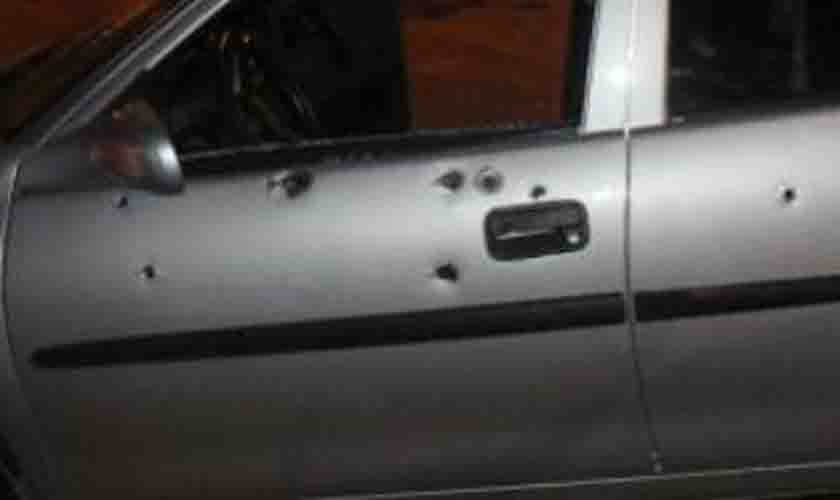 Homem tem carro crivado a balas quando chegava na casa do irmão 