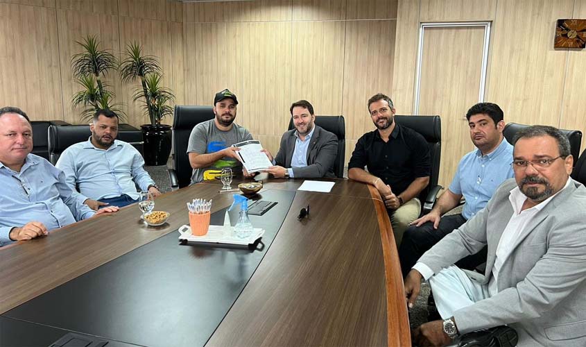 Presidente Alex Redano recebe documento que aponta irregularidades na criação da Soldado da Borracha 