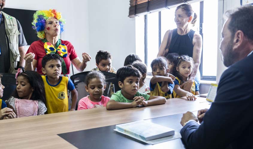 Prefeito Hildon Chaves recebe alunos em seu gabinete