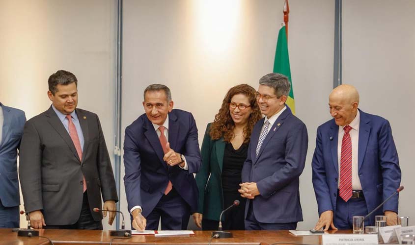 Waldez assina reajuste de militares dos ex-territórios