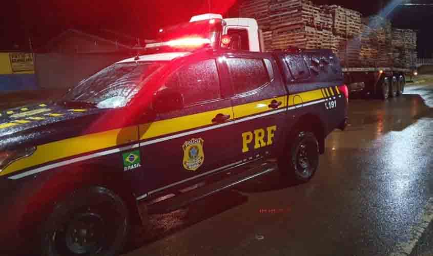 PRF apreende 36,83 m³ de madeira ilegal na BR 364 e autua condutor por crime ambiental
