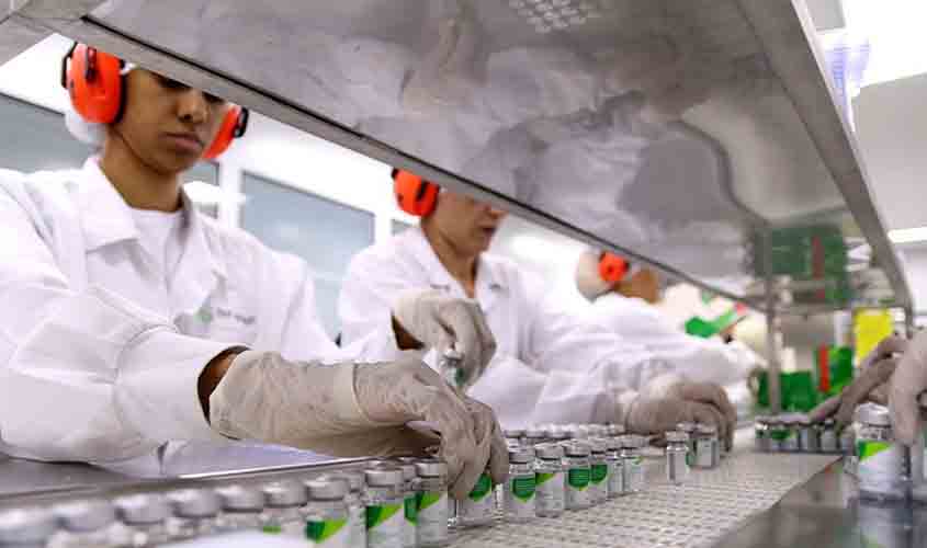 Senadores criticam comemoração de Bolsonaro da suspensão dos testes da CoronaVac