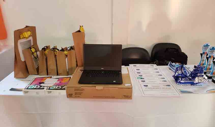 Governo entrega equipamentos para escolas Estaduais de Porto Velho; alunos destaque no Enem são premiados