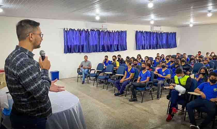 Deputado Anderson Pereira incentiva estudantes da Escola Juscelino Kubitschek a participarem da política para construção de uma sociedade melhor