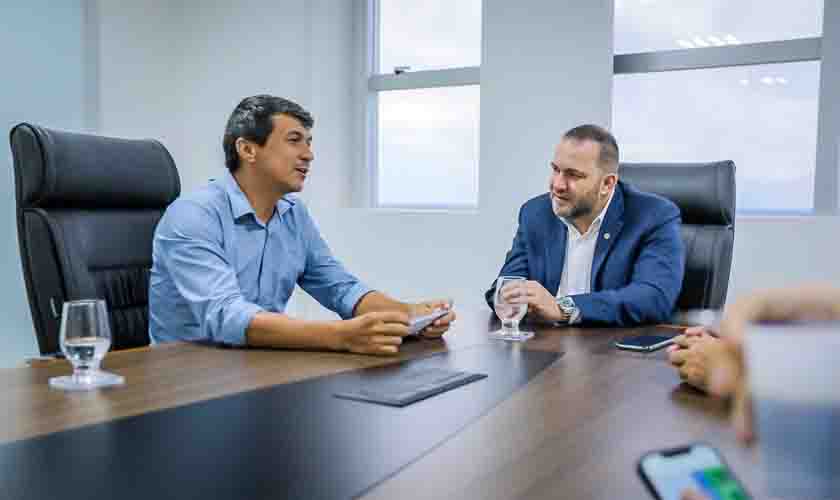 Presidente Alex Redano discute liberação de recursos para Jaru com o vereador Schimiti Patroleiro