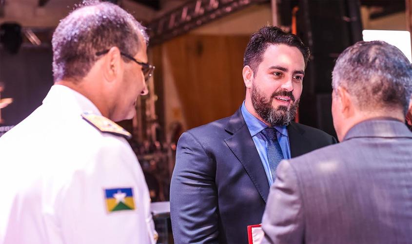 Deputado Léo Moraes recebe medalha Dom Pedro II do Corpo de Bombeiros e Diploma de Amigo da Polícia Militar