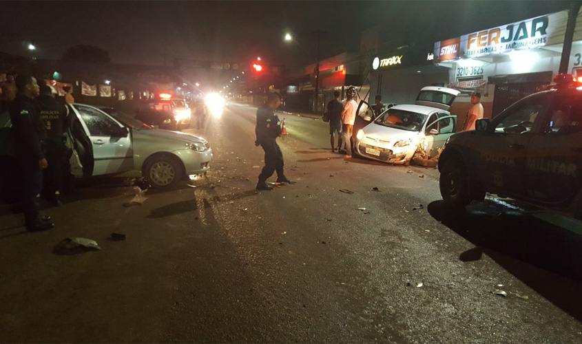 Colisão entre carros deixa dois feridos