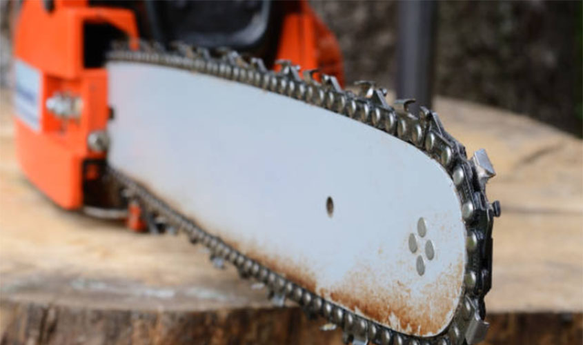 Condomínio indenizará jardineiro que perdeu dedo em acidente com motosserra