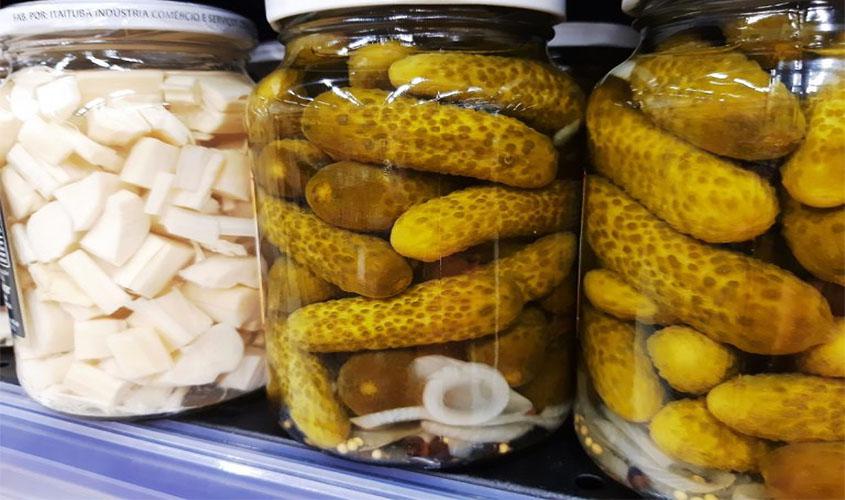 Emater realiza curso de conserva de alimentos para produtoras rurais da linha Universo em Ji-Paraná