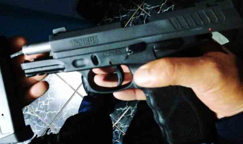 Empresário é preso com arma e agredindo esposa por não aceitar fim de relacionamento