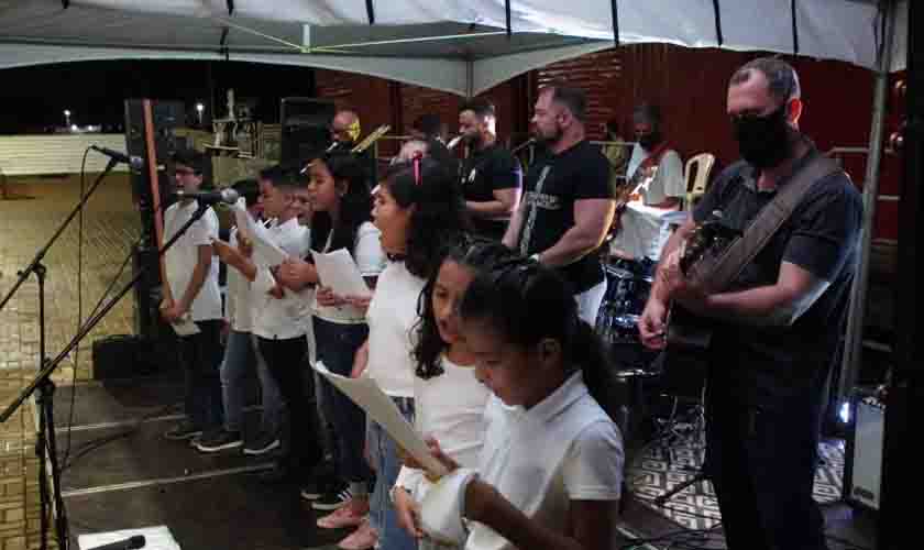 Programação de Natal contou com apresentação de Coral e banda na Praça da EFMM