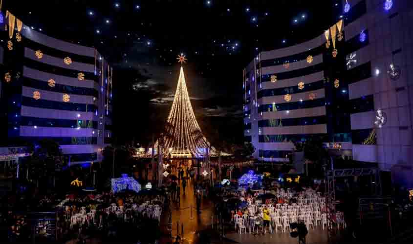 Céu estrelado, túnel iluminado, árvore de 25 metros: famílias se reúnem para celebrar Natal de Luz do governo de RO