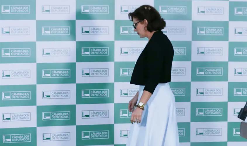 Câmara rejeita cassação da deputada Carla Zambelli