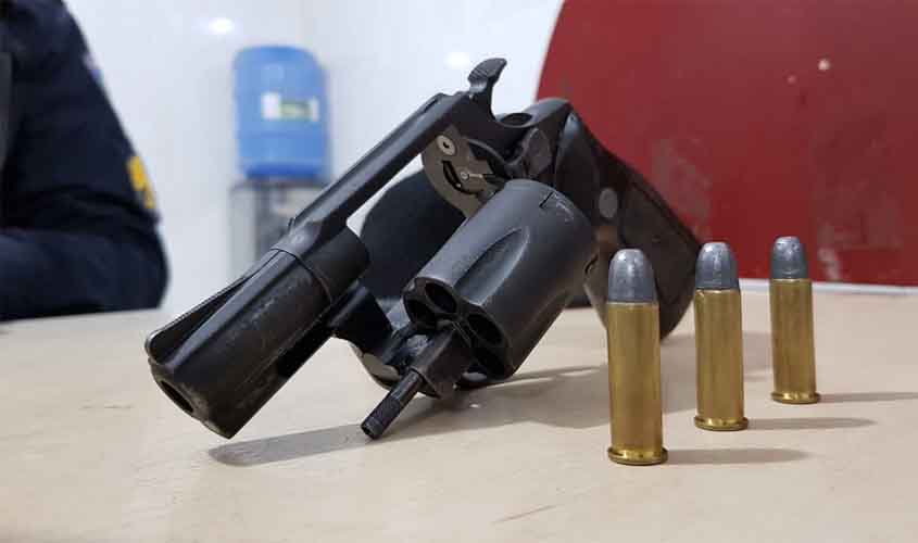 Polícia detém suspeitos com moto roubada e revólver