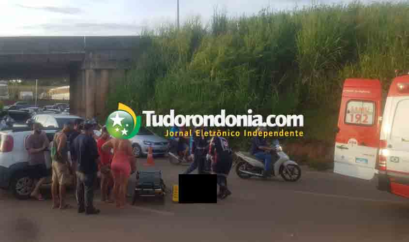 Ciclista fica ferida ao bater em carro que fazia retorno em viaduto