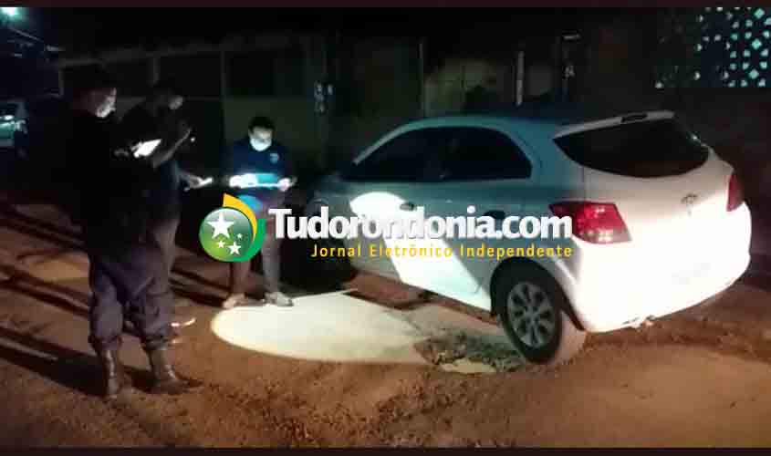 Bandidos roubam carro de aplicativo e levam passageira como refém