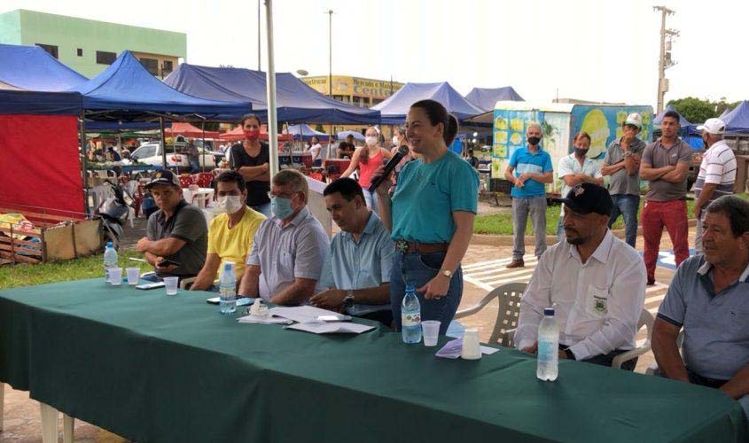 Jaqueline Cassol entrega obra da feira do produtor em Rolim de Moura