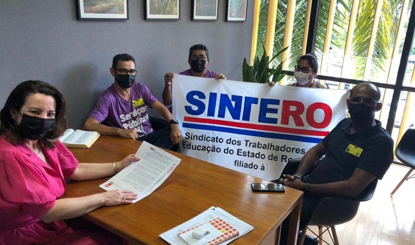 Jaqueline Cassol recebe demandas do Sintero