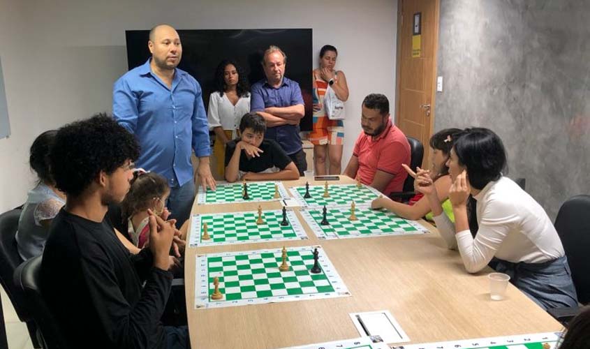 Parceria entre Sedec e Federação de Xadrez garante aulas gratuitas para fomentar habilidades intelectuais