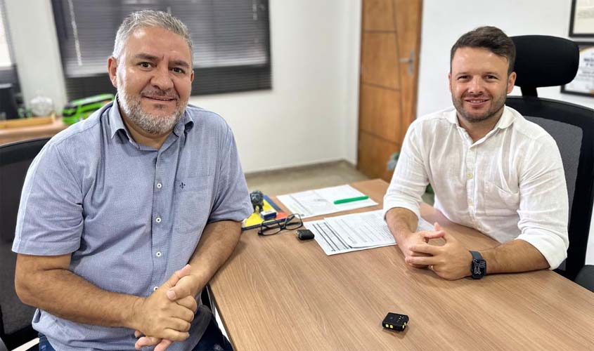 Vereador Everaldo Fogaça busca esclarecimentos sobre asfaltamento das ruas Capão da Canoa e Humaitá em visita à SEMOB