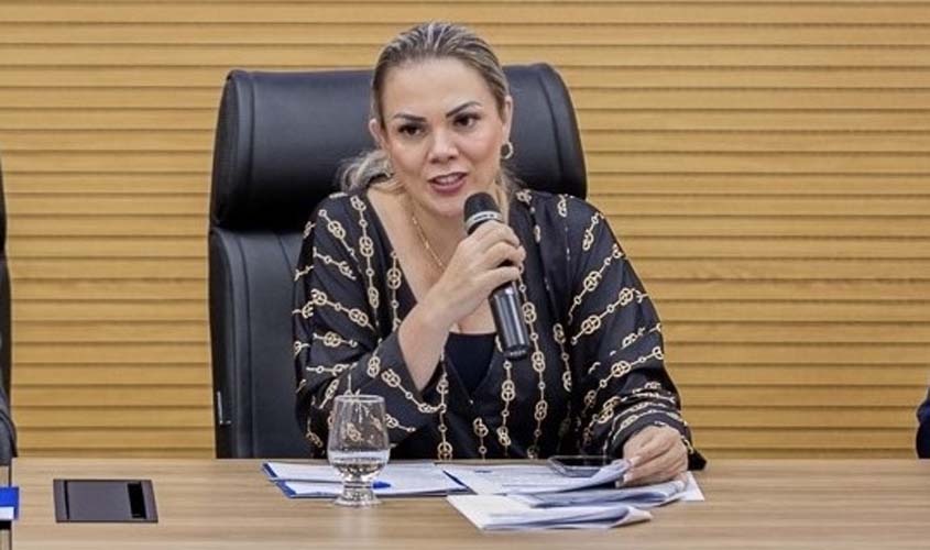 Cláudia de Jesus pede correção de editais para garantir vagas