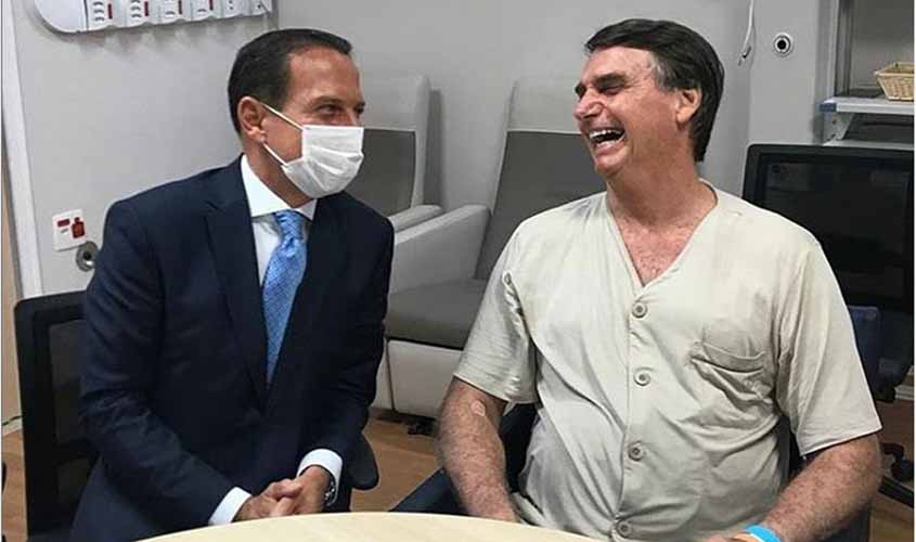 Bolsonaro caminha sem apoio e recebe alimentação sólida