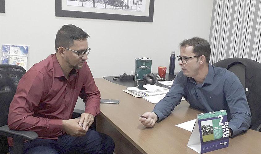 Deputado Anderson Pereira conhece estrutura da Escola do Legislativo