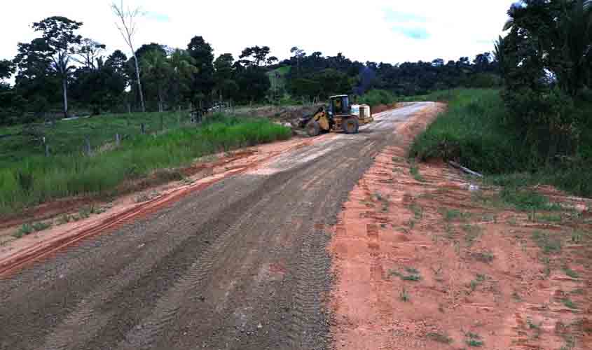 Rodovia 420, que liga Buritis a Nova Mamoré recebe manutenção no período chuvoso