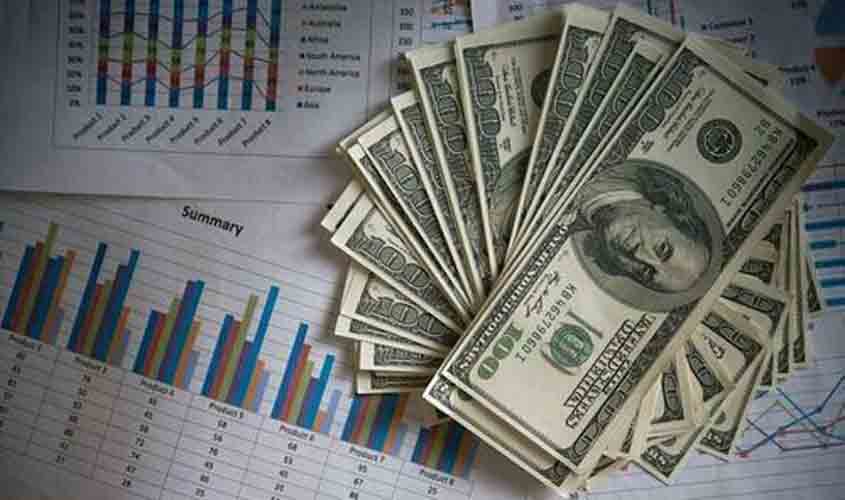 Dólar fecha última sessão em queda, apesar de tarifas de Trump