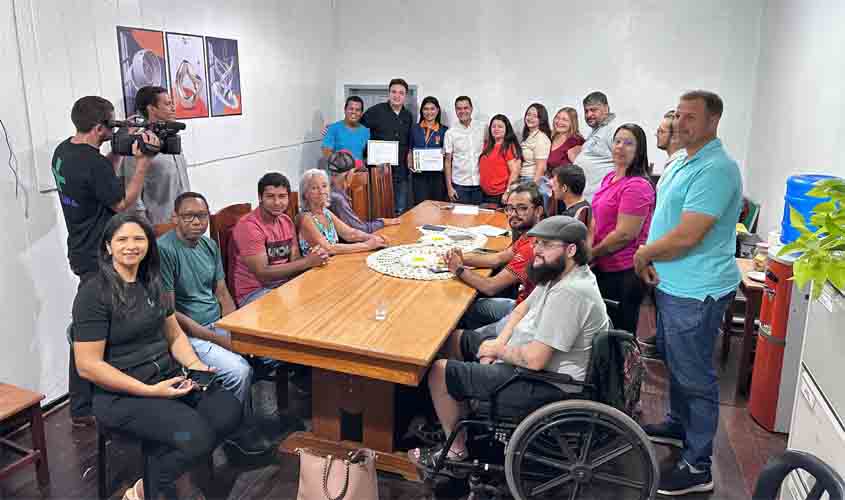 Deputado Cássio Gois entrega voto de louvor a jovem de Cacoal por destaque no Programa Jovem Senador 2024