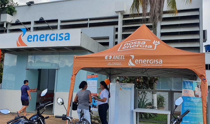 Energisa faz mutirão para cadastrar famílias carentes na tarifa social e trocar lâmpadas comuns por LED