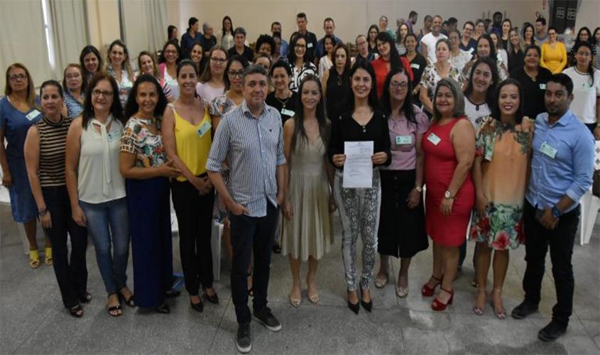 Prefeita sanciona lei de reajuste salarial dos servidores da educação em Cacoal