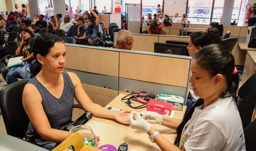 Exames de glicemia e pressão arterial atraem clientes do Shopping Tudo Aqui 