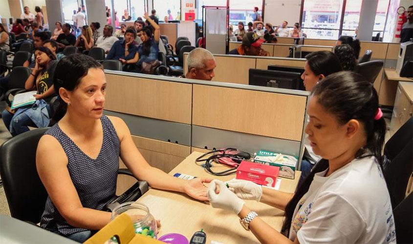 Exames de glicemia e pressão arterial atraem clientes do Shopping Tudo Aqui 