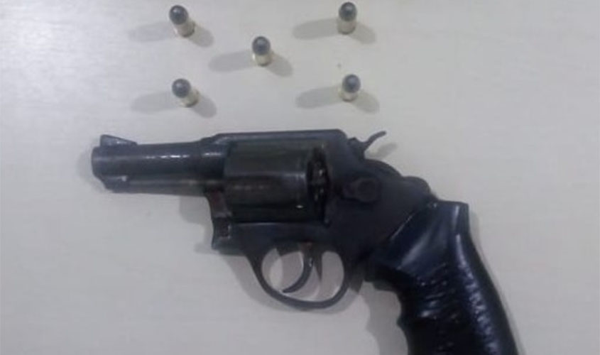 Dois foragidos da justiça e uma arma de fogo são apreendidos