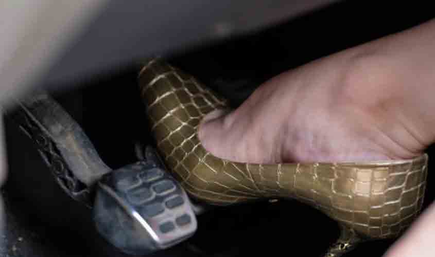 Motorista inabilitada perde controle de carro automático e atropela três pessoas em posto de combustíveis